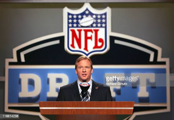 NFL+Commissioner+Roger+Goodell+during+the+NFL+draft+at+Radio+City+Music+Hall+in+New+York%2C+NY+on+Saturday%2C+April+28%2C+2007.+%28Photo+by+Richard+Schultz%2F%29