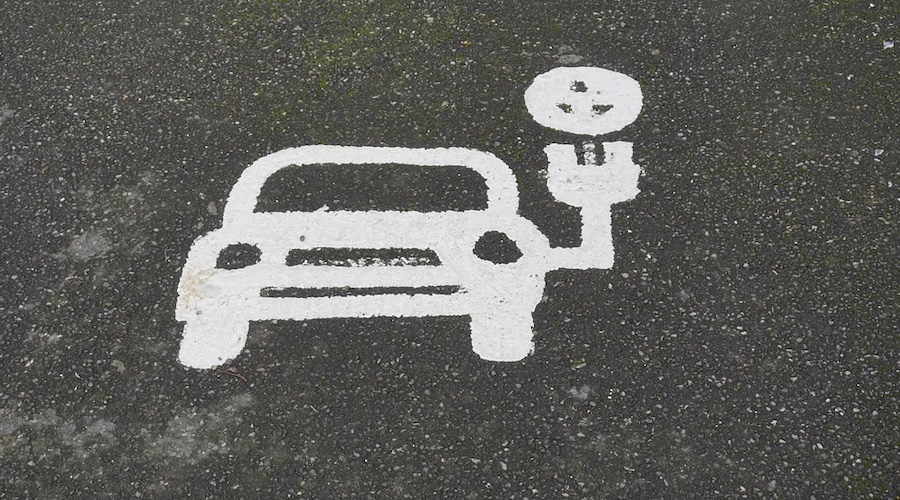 Electric+car+parking+symbol.+Free+public+domain+CC0+photo.